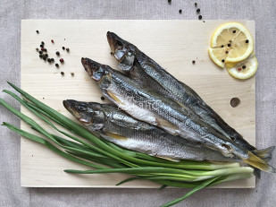 Вомер холодного копчения: Корюшка вяленая с икрой